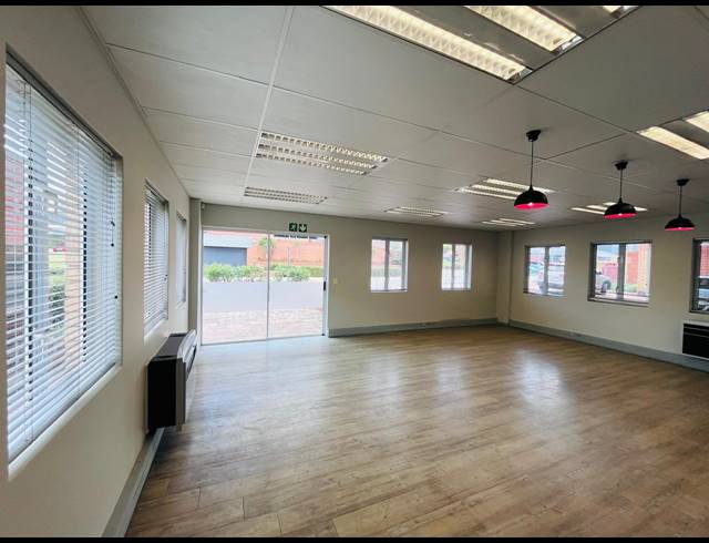 365M² OFFICE FOR SALE IN WATERFORD ESTATES